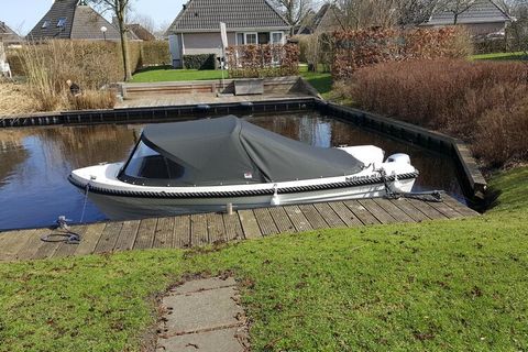 Questo bungalow indipendente sull'acqua dispone di una lussuosa spa all'aperto con sauna finlandese, il lussuoso sloop da 6 persone (non è richiesta la patente nautica) e un ampio giardino con un'ampia terrazza con sedie a sdraio alla moda, 2 lettini...