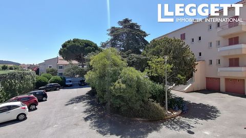 A31320ASR83 - Just a four-minute walk from the beach, this comfortable 3 bedroom apartment converted into a 2 bedroom apartment in the Cap Nègre/La Coudoulière residential area, on the raised ground floor/1st floor, in a quiet, small residence with l...