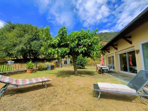 Belle maison rénovée avec vue imprenable, sans vis à vis, double garage et ateliers Vous recherchez la tranquillité absolue avec une vue dégagée, une exposition vous offrant le soleil toute l'année et de beaux volumes sans travaux avec une vie de pla...