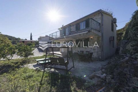 Šolta, Stomorska, detached house on two floors, gross floor area 100 m². It is situated on a 200 m² plot and consists of two apartments, each with an area of 50 m². The house is just 600 meters from the main pebble beach and 250 meters from the town ...