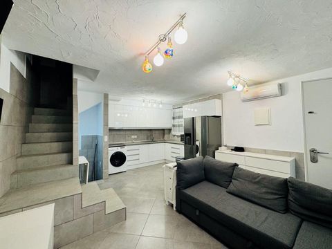 Het is een duplex gelegen in La Mata, op slechts 300 meter van het strand. Het is volledig gerenoveerd met hoogwaardige materialen. Het heeft een bebouwde oppervlakte van 100 m2 verdeeld in woonkamer, 3 slaapkamers, 2 badkamers, kelder, berging, sola...