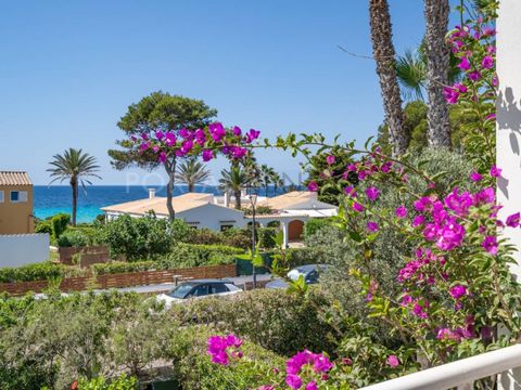 Villa in the prestigious Son Xoriguer residential area, next to the beach and very near the mooring area at the Cala en Bosc marina. The property, divided over 2 floors plus a loft, has a total surface area of 250 m² on a 500 m² plot. On the ground f...