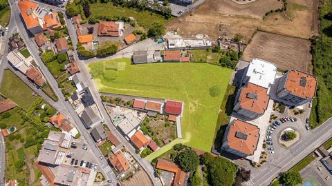 Bauland für Hochhäuser: Sind Sie auf der Suche nach einem Baugrundstück mitten im Zentrum von Paços de Ferreira, in bester Lage? Ich habe das ideale Geschäft für Sie! Bebaubares Land, für den Hochhausbau. Grundstück mit 5 Artikeln, einem städtischen ...