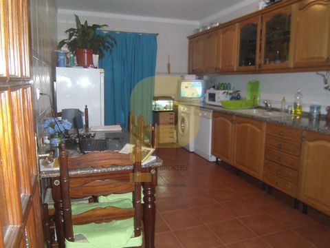 Duplex appartement in Setúbal Ontdek dit prachtige tweedehands duplex appartement in Setúbal met een oppervlakte van 182 m². Deze woning heeft 4 slaapkamers, waaronder een ruime suite, en 3 badkamers, waarvan er één een raam heeft voor betere ventila...