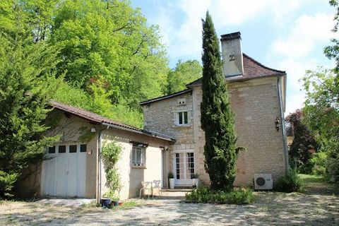 Cette charmante maison en pierre, offre une surface habitable d'environ 158 m², sur deux niveaux. Le Rez de chaussée abrite une entrée, un double salon/séjour, agrémenté d'une cheminée, une cuisine aménagée avec son coin repas et l'accès à la terrass...