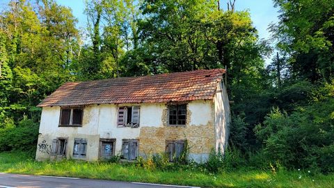 Gelegen op een paar minuten van MAICHE en gebouwd op een bebost perceel van 630m2, huis van ongeveer 110m2 woonoppervlak om in zijn geheel te renoveren. Dit huis heeft een elektriciteitsmeter, de stenen muren zijn gezond, sanitaire werkzaamheden en a...