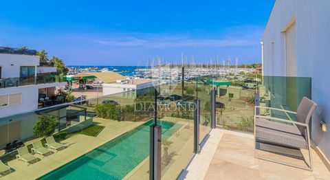 Location: Istarska županija, Novigrad, Novigrad. Opportunity! Istria, Novigrad! Just a few steps from the city center, located on the 1st row to the sea and the marina, there is this beautiful modern apartment with a roof terrace and a view of the se...