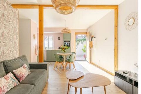 Located in Dambach-la-Ville, this fine apartment in Dambach-la-Ville, France, has a terrace and a great location, among the vineyards. Ideal for a family, kids are also welcome here and this place can accommodate about 5 people in 2 bedrooms. The sur...