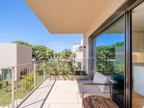 Appartement 3 pièces avec une surface privée de 134 m², balcon avec vue dégagée, entouré d'un paysage verdoyant, dans une communauté fermée, avec deux places de parking et un débarras, à Quinta da Marinha, Cascais. L'appartement dispose d'un aménagem...