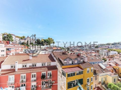 No coração de Lisboa, inserido num edifício típico lisboeta, poderá encontrar este lindo apartamento T3+1 muito luminoso que combina charme e carácter! É composto por 3 quartos, 1 escritório, 1 cozinha, 1 sala de estar, 1 sala de jantar, 2 casas de b...