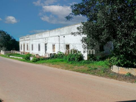 Excellente opportunité d´investissement dans une zone résidentielle, à proximité de Vilamoura. Cette propriété avec 1470m2 de terrain, composée de deux articles, peut être rénovée ou reconstruite. La ville de Boliqueime est apparue initialement dans ...