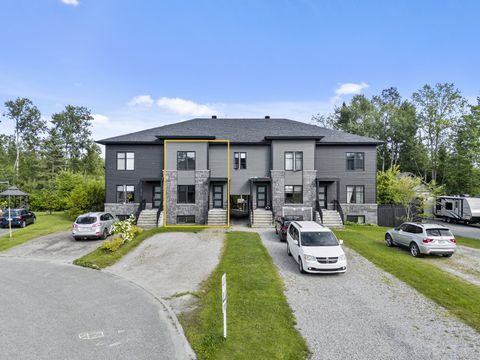 Dieses ab sofort erhältliche 3-stöckige Stadthaus befindet sich im begehrten Stadtteil Boisé Fabi und bietet großes Potenzial. Geräumige Küche mit Holzschränken und zentraler Insel und großer Speisekammer, 3 Schlafzimmer mit der Möglichkeit von 4, 2 ...