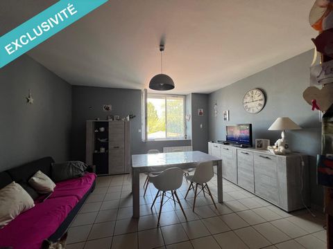 Exclusivité Safti. Au centre de Saint Jean De Bournay, appartement de 77 m² habitables situé au 1er étage d'une copropriété de quatre logements. Cet appartement propose une cuisine équipée ouverte sur le salon-séjour, trois chambres, une salle d'eau,...