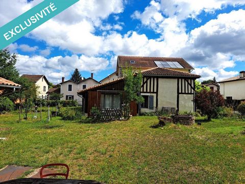 Maison de maitre d'environ 180m² avec attenant un logement de 90m², l'ensemble comprenant, cuisine équipée ouverte sur une salle à manger avec clim, un salon avec poêle à granules, salle de bains avec douche,une cave, au premier étage un palier d'esc...