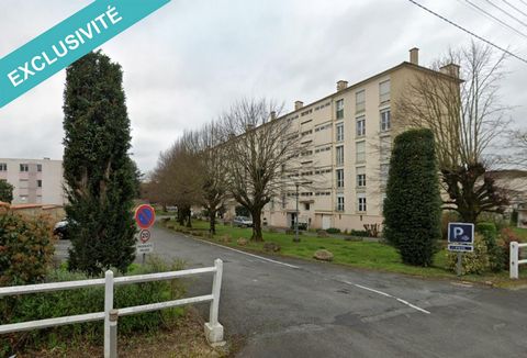 Situé à Niort (79000), ce lot comprenant un box et quatre places de parking offre une solution de stationnement pratique dans une résidence proche du centre ville (Résidence les Ifs) offrant un investissement locatif intéressant. Le bien comprend 0 l...