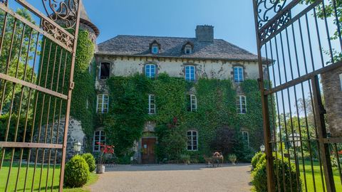 Situé à la sortie d'un petit village du Carladès, au sud du Cantal et au nord de l'Aveyron, ce magnifique château, entièrement restauré avec passion et raffinement, allie histoire et confort moderne, et a, pour cela, été récompensé du premier prix dé...