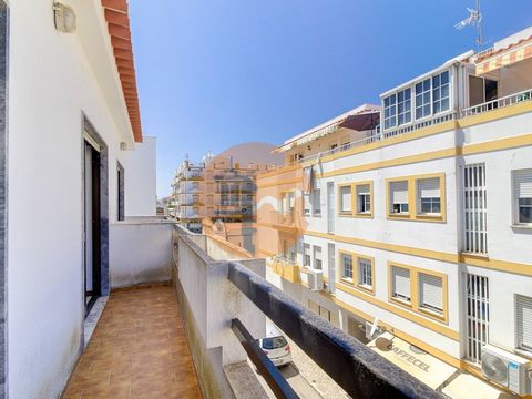 2 bedroom flat in an excellent location in the centre of Vila Real de Santo António. This property is on the second floor of a building without a lift and stands out for its large balconies with excellent sun exposure. On entering, there is a hallway...