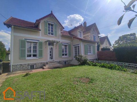 Située à Rosny-sur-Seine, cette maison bénéficie d'un cadre paisible et attrayant. Nichée dans un quartier charmant, elle offre à ses résidents une qualité de vie incomparable. Proche des commodités et des points d'intérêts, cette résidence est idéal...