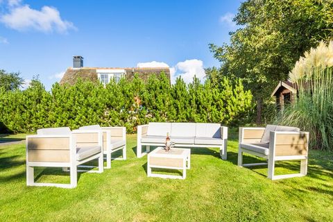 Dit gerestylde, vrijstaande vakantiehuis staat op Kustpark Texel op het gelijknamige waddeneiland. Aan ruimte geen gebrek; de totale oppervlakte telt 130 m2. Op de begane grond vindt u er een woonkamer met smart-TV en een open keuken met diverse appa...