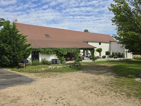 Entdecken Sie dieses prächtige, geschmackvoll restaurierte Bauernhaus, das sich in einer ruhigen Umgebung und ohne unmittelbare Nachbarn befindet, nur zwei Minuten vom charmanten Dorf Baudrières entfernt. Perfekt gelegen zwischen den malerischen Städ...