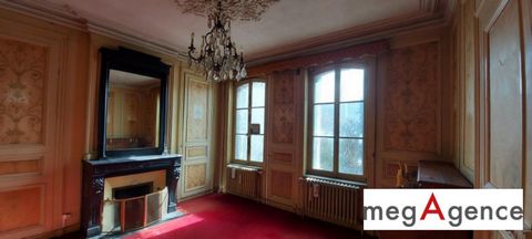 SOUS-OFFRE. Coup de cœur pour cette magnifique maison Cherbourgeoise de 170 m² entre la gare et le centre ville de Cherbourg. Six cheminées, moulures, hauteur de 3m20 sous plafond ... L'entrée se fait par une cour. Elle dispose au rez de chaussée d'u...