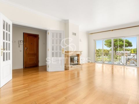 Apartamento de dos dormitorios ubicado en la prestigiosa urbanización Quinta das Patinhas en Cascais. Compuesto por: Recibidor que separa la zona de estar de la zona privada; salón (28,20 m²) con chimenea y sistema de recuperación de calor, orientado...