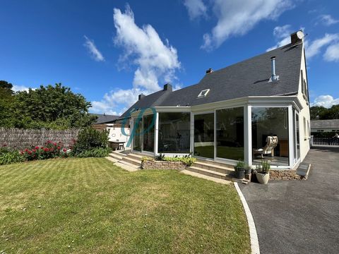 Filumena vous propose cette belle maison de 6 pièces avec sa vie de plain-pied, édifiée sur une parcelle de plus de 690 m2, située dans la jolie commune de Sucé sur Erdre, à proximité du bourg et des commerces. Elle vous séduira par ses 4 chambres id...