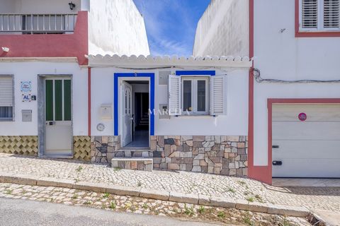 Maison typique avec salon, cuisine, 2 chambres, 1 salle de bain + 1 pièce pour bureau et petit entrepôt/panier et cour arrière. La propriété est prête à être habitée et a un bon potentiel pour créer un logement local. Possibilité de construction d'un...