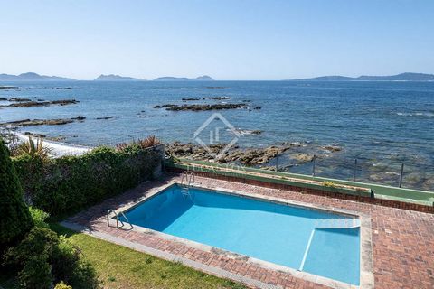 In Canido, one of the most exclusive neighbourhoods in the Rias Baixas, and not far away from the city of Vigo, we find this 4 bedroom beachside property. The house has 600 m² of built surface area distributed over three levels and sits on a good-siz...