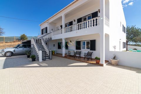 Questa spaziosa proprietà con 5 camere da letto, 2 bagni, in vendita, si trova in una posizione molto tranquilla con vista sul mare e sulla campagna a soli 5 minuti da Boliqueime con tutti i suoi servizi ea 10 minuti dalla costa. La casa si sviluppa ...