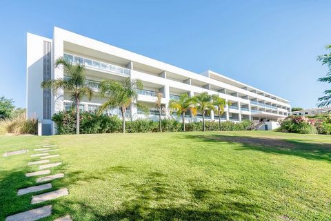 Dit studio-appartement te koop is genesteld in een privé-condominium in Alvor en ligt op een toplocatie - op slechts twee kilometer afstand van het strand en vier minuten van het stadscentrum. Dit appartement bevindt zich op de tweede verdieping en b...