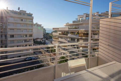 We are pleased to present you a delightful apartment located in one of the most sought-after areas of Cannes, precisely on Rue Georges Clemenceau, just a few steps from the beating heart of the city. This 27 m2 two-room apartment is ideal for those l...