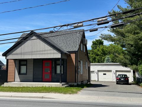 Belle propriété chaleureuse de type loft! Idéale pour personne seule! Bien située au coeur du village à proximité de tout tout! Libre rapidement il faut la vois absolument. Grand garage double, beaucoup de rénovations effectuées, un beau clé en main....