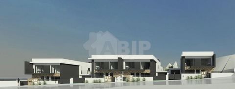 Villa con 4 camere da letto in progetto di costruzione con possibilità di scegliere le finiture. La villa con 4 camere da letto ha una superficie di costruzione di 172,70 m2 su un terreno di 283,80 m2. Superficie lorda dipendente (balcone/terrazza) -...