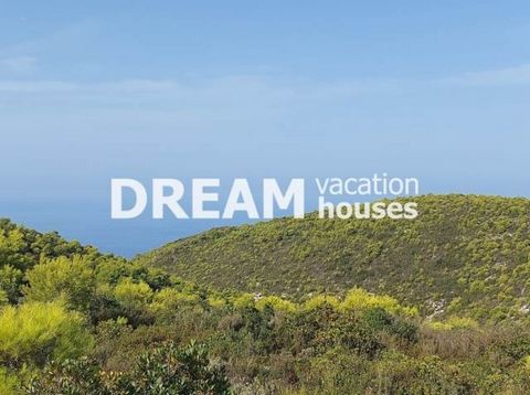 Description En vente Lopin de terre, Agalas, 65.000 m2, Prix: 140.000€ Description detaillée Terrain d'une superficie totale de 65 000 m² à Agalas de Zakynthos. Il a un potentiel de construction de 360 m² pour une exploitation privée et de 13 000 m² ...