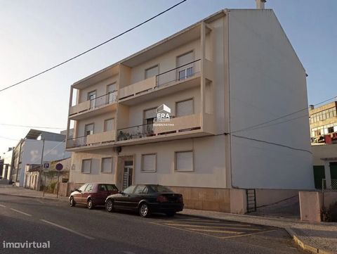 3 bedroom apartment in the heart of the city of Ourém, close to shops and public services and schools. Consisting of three bedrooms, living room, kitchen and bathroom, outside also includes a small room for storage. The apartment in question does not...