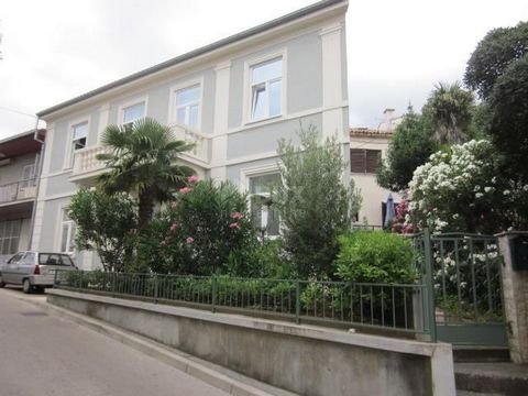 Location: Primorsko-goranska županija, Crikvenica, Crikvenica. CRIKVENICA - casa nel centro di Crikvenica 145 m2 Vendiamo una casa nel centro di Crikvenica completamente decorata e arredata con 3 unità abitative. La casa è stata utilizzata come appar...