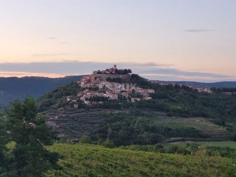 ISTRIË, MOTOVUN - Charmant stenen huis in de oude stad In het noordelijke deel van Istrië, boven de vallei van de rivier de Mirna, ligt waarschijnlijk de beroemdste en meest aantrekkelijke Istrische middeleeuwse stad Motovun-Montona, waarvan de vedut...