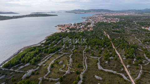 Vodice, Srima - Atrakcyjny teren 100m od morza z możliwością zakwaterowania w hotelach, willach, apartamentach i innych terenach rolniczych z widokiem na morze! Z 16 000 m2 płaskiego terenu z widokiem na morze i wyspy, 5000 m2 to teren rolniczy, przy...