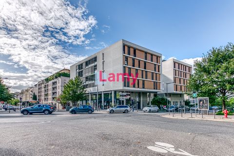 INVESTISSEZ EN TOUTE SECURITE Emplacement idéal, En face du Campus RENE CASSIN, à 350 m de métro GORGE DE LOUP, Dans résidence étudiantes avec services, studio meublé au 3ème étage comprenant une pièce principale avec coin kitchenette, SDB, toilettes...