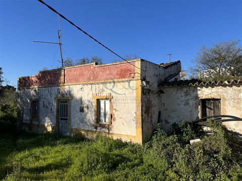 Plot of land with 2843 m2 and two old houses for reconstruction. Located in a residential area in Vale Judeu. Approx. 10 minutes drive to the Vilamoura Marina and the beach, 10 mins to the centre of Loule and 20 mins to Faro airport. South facing wit...