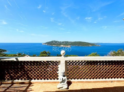 Exclusivity ! On the island of Levant, characterized by its beaches and naturist coves, this property of 1,317sqm benefits from a beautiful view of the sea and the island of Port Cros. It has a swimming pool area and an independent studio, ideal for ...