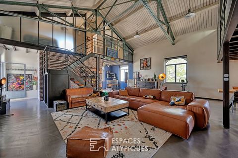 Let's find all the spirit of atypical spaces in this spectacular loft of more than 170m2 carrez (184 m2 on the ground) located on the heights of Sommières. This unique space is the result of the recent and very successful rehabilitation of an old ind...