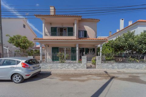 Maison individuelle avec 4 chambres et une suite au centre de Charneca da Caparica, à 5 minutes des magnifiques plages de Costa da Caparica. Cette villa se compose de deux étages, au rez-de-chaussée elle comprend une cuisine spacieuse entièrement équ...