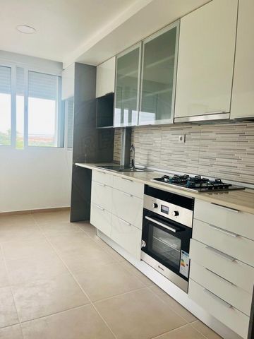 Volledig gerenoveerd appartement met 2 slaapkamers aan de Rua Bordalo Pinheiro, de thuisbasis van Vale Da Amoreira met vrij uitzicht en veel zonlicht. Bij binnenkomst in het appartement hebben wij een vierkante en zeer ruime hal om uw bezoekers te on...