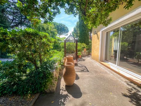 Venez découvrir cette très belle villa en pierre de taille dans un écrin de verdure au coeur du centre village de Chateauneuf les Martigues. Vous serez séduits par le calme du secteur et la proximité immédiate de toutes les commodités, des écoles et ...