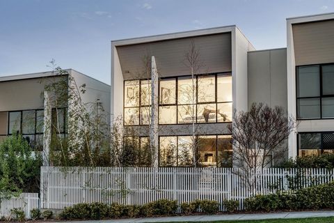 Promouvant un style distinct et une qualité haut de gamme dans The Gardens Estate, cette maison contemporaine de deux étages généreusement conçue offre des caractéristiques architecturales uniques et la sécurité et la commodité offertes par ce comple...