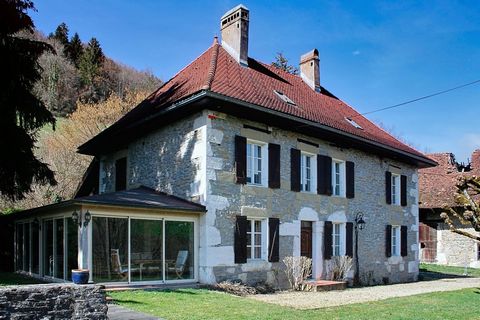 En plein cœur du massif de la chartreuse, à proximité d'Entre-deux-guiers, vous êtes proches des grands axes vous menant rapidement vers les agglomérations de Lyon (1h) ou Chambéry (20 mn). Dans un lieu calme, à 5 minutes d'un bourg de 3.000 habitant...