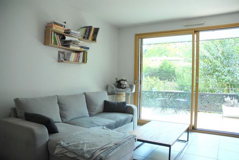 T2 de 44 m² côté jardin dans une résidence de 2011. Appartement orienté Sud avec un balcon. Belle pièce de vie avec une cuisine ouverte équipée, une baie coulissante donnant sur le balcon de 12m². Chambre avec porte fenêtre pour également accéder dir...