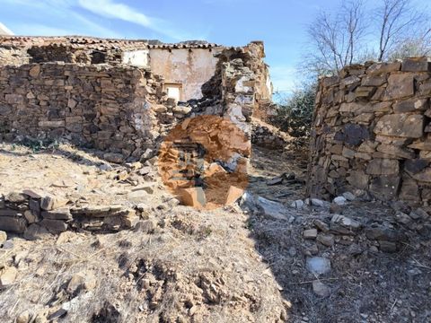 Stone house, with project - in Faz Fato - Tavira - Algarve. 60m2 ruin in schist stone on a 200m2 plot. 200 m² plot with architectural project in the final stages of approval. Located in the heart of the Serra de Conceição de Tavira. The property is b...